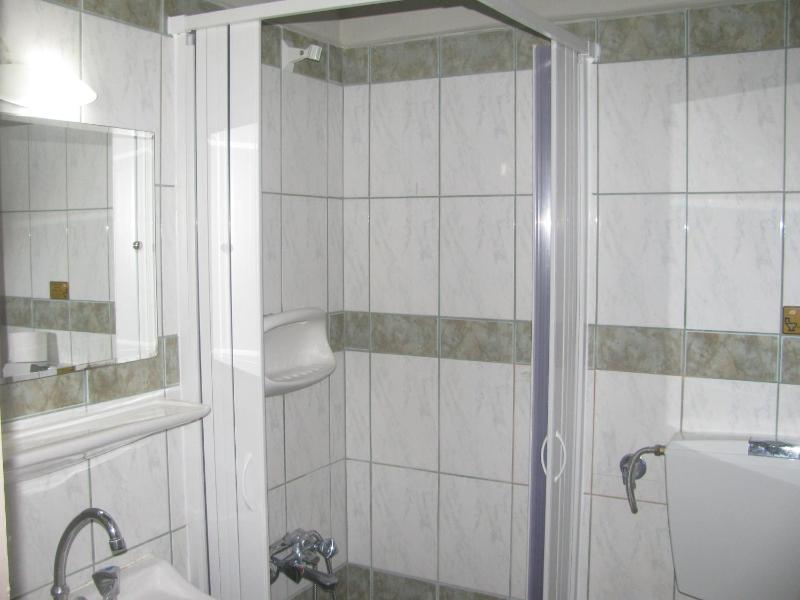 Double or Twin Basement Room image 2