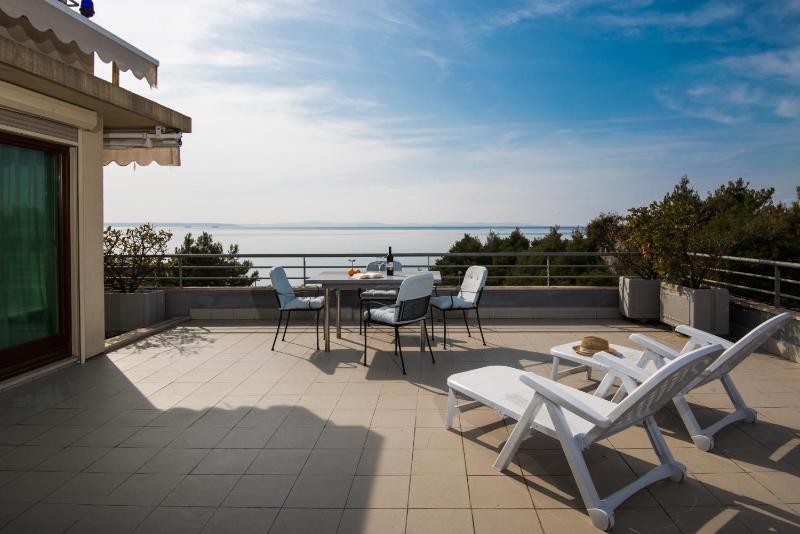 Deluxe Two-Bedroom Apartment with Balcony image 3