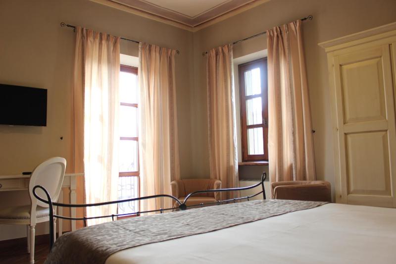 Superior Double Room with Balcony image 3