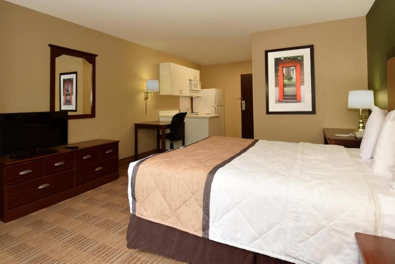 Queen studio with 1 Queen Bed - Disability Access/Non-Smoking image 4