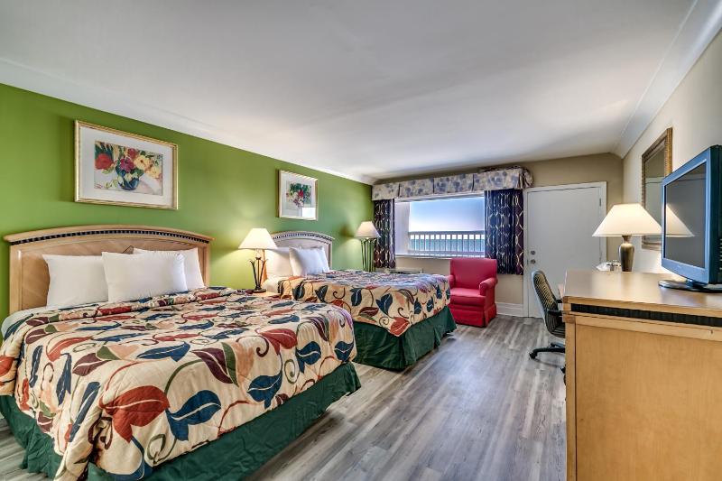 Queen Room Oceanfront image 2