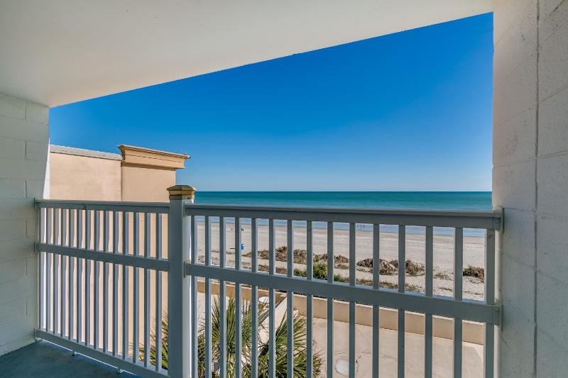Queen Room Oceanfront image 3