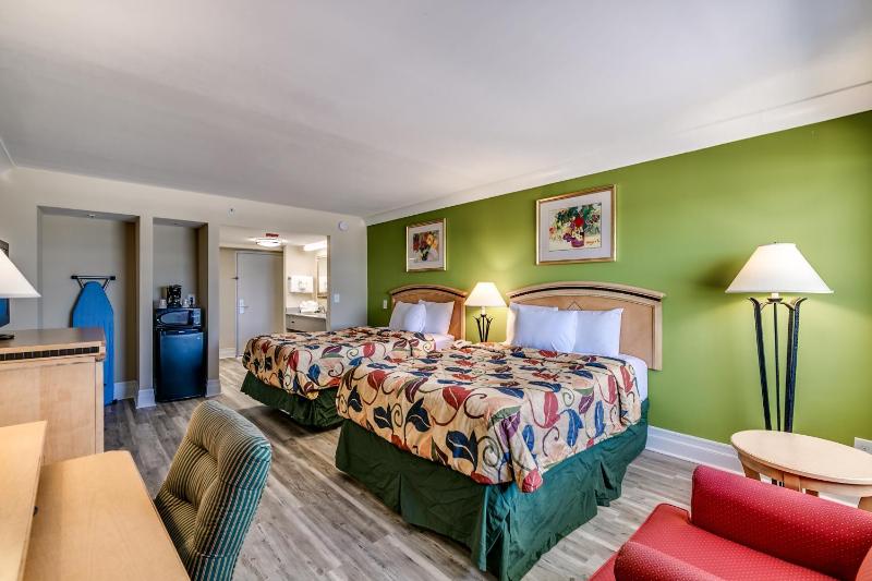 Queen Room Oceanfront image 4