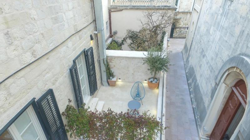 Double Room with Balcony image 2