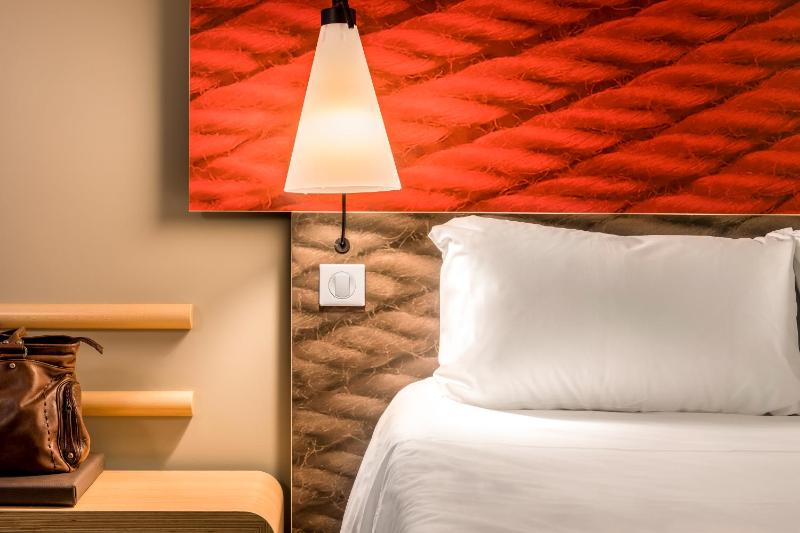 Standard Twin Room image 4