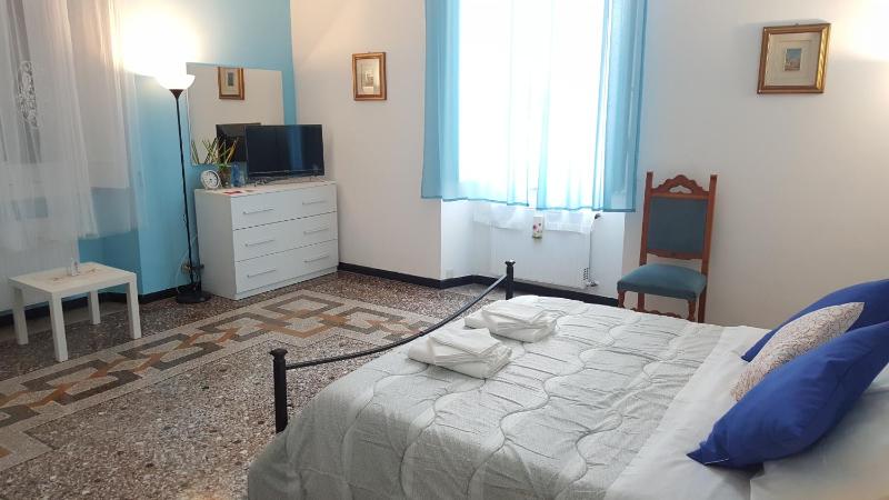 Queen Room with Garden View image 4