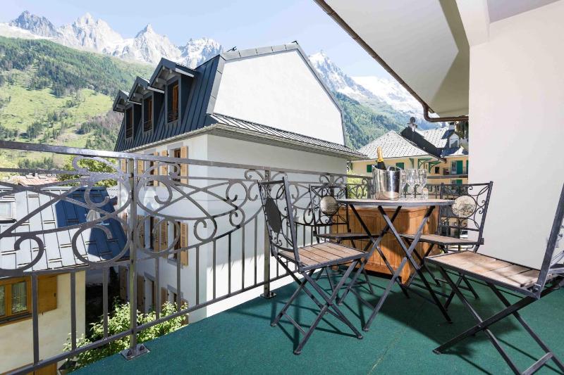 Apartment with Mountain View image 1
