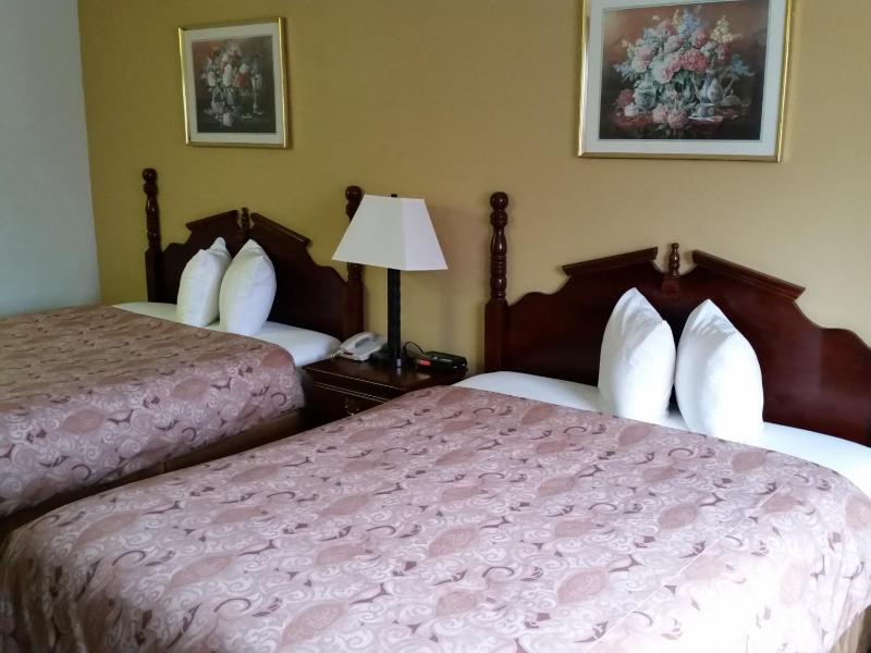 Queen Room with Two Queen Beds - Non-Smoking image 2