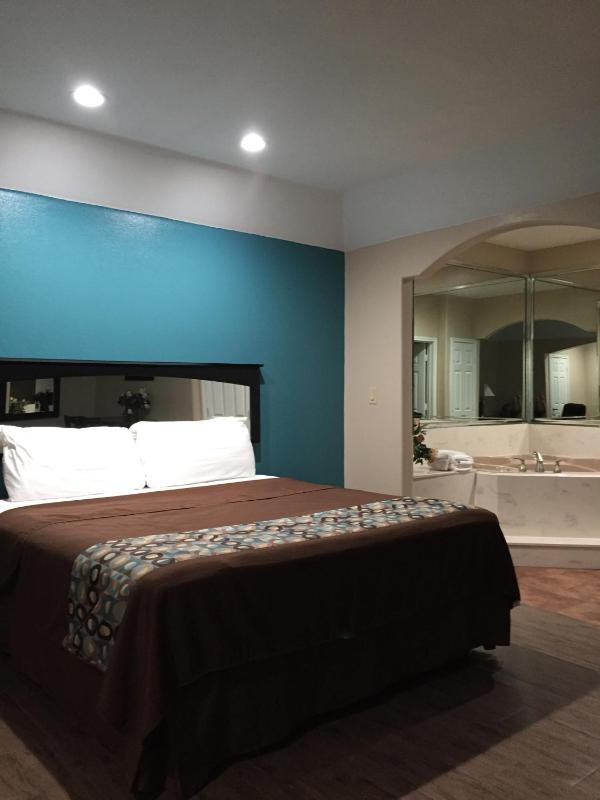 King Suite with Spa Bath image 3