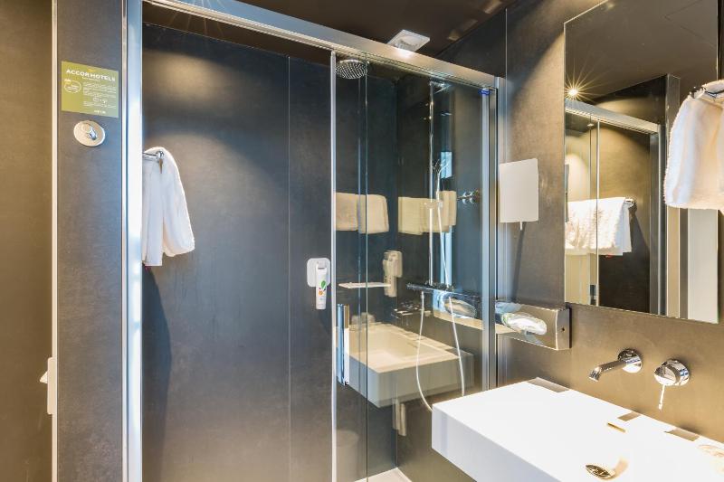 Standard Twin Room image 2