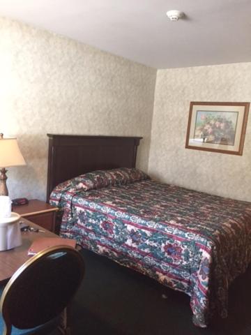Deluxe Queen Room image 3
