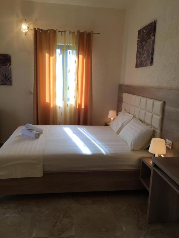 Triple Room with Balcony image 3