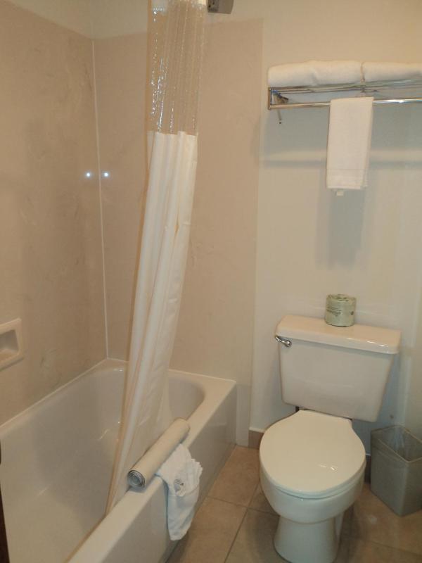 Queen Room - Non-Smoking image 3
