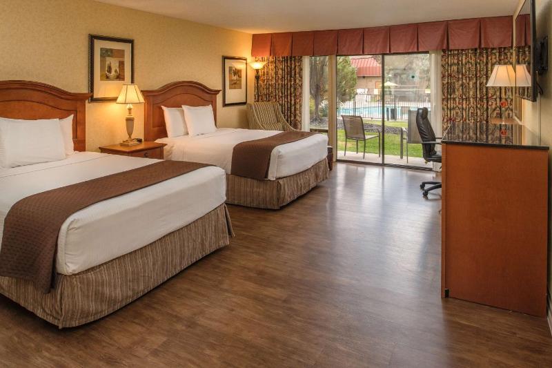 Queen Room with Two Queen Beds with Pool View image 4
