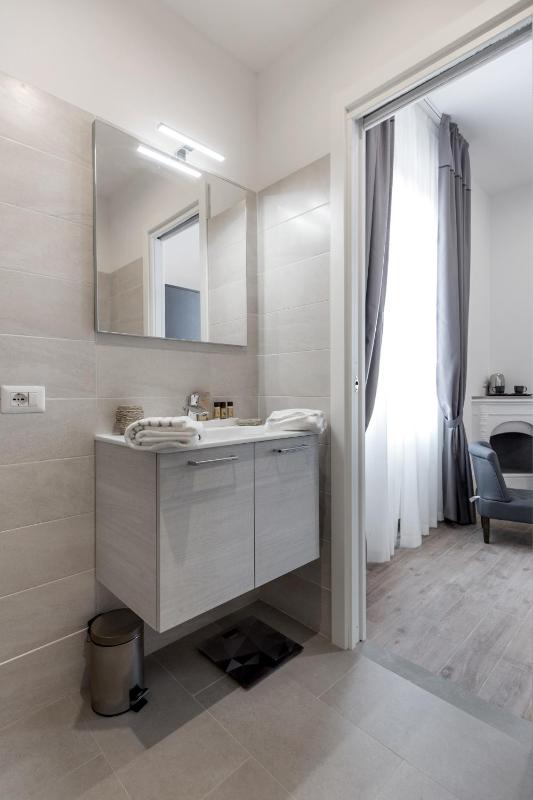 Deluxe Double Room with Balcony image 3