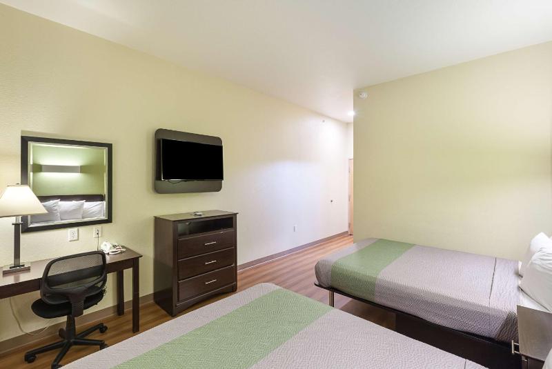 Queen Room with Two Queen Beds - Non-Smoking image 3