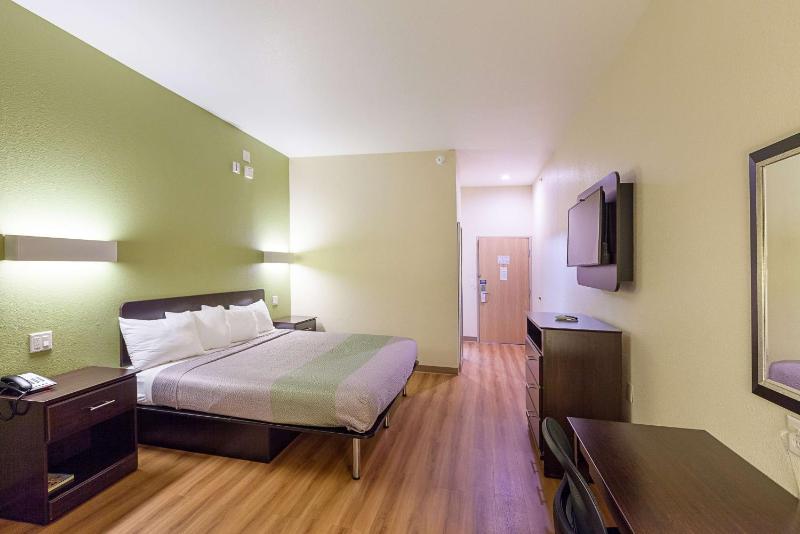 King Room with Roll-in Shower - Disability Access - Non-Smoking image 1