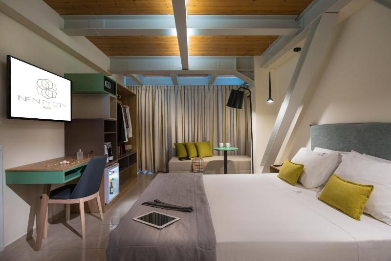 Double Room with Partial Sea View image 3