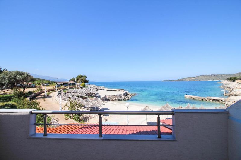 Standard Triple Room with Sea View image 4