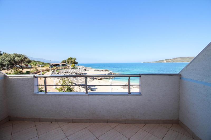 Standard Triple Room with Sea View image 2