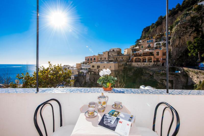 Deluxe Double Room with Sea View image 2