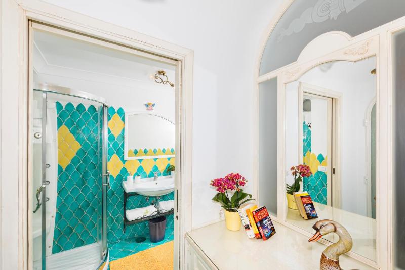 Deluxe Double Room with Sea View image 4