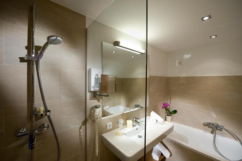 Junior Suite with Mountain View image 4