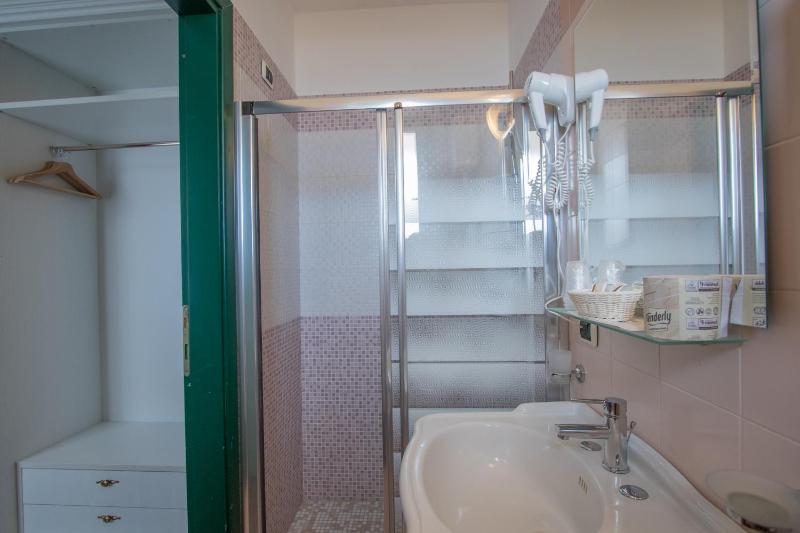 Single Room with Sea View image 4