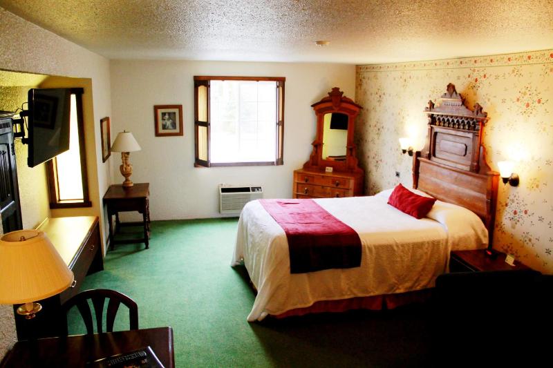Queen Room image 4