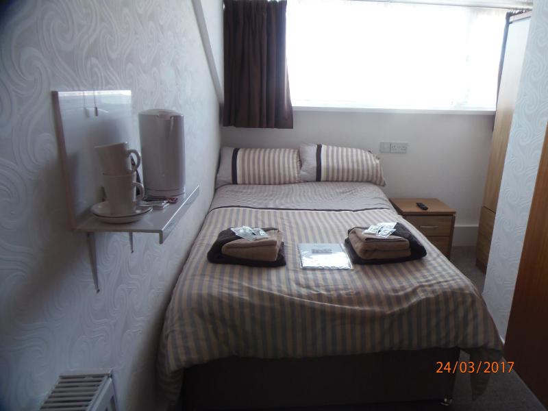 Small Double Room image 4
