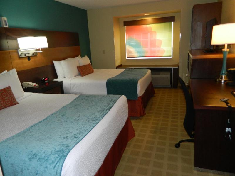 Queen Room with Two Queen Beds image 2