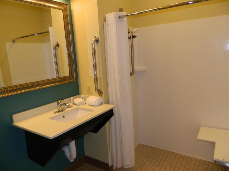 Queen Room - Disability Access image 2