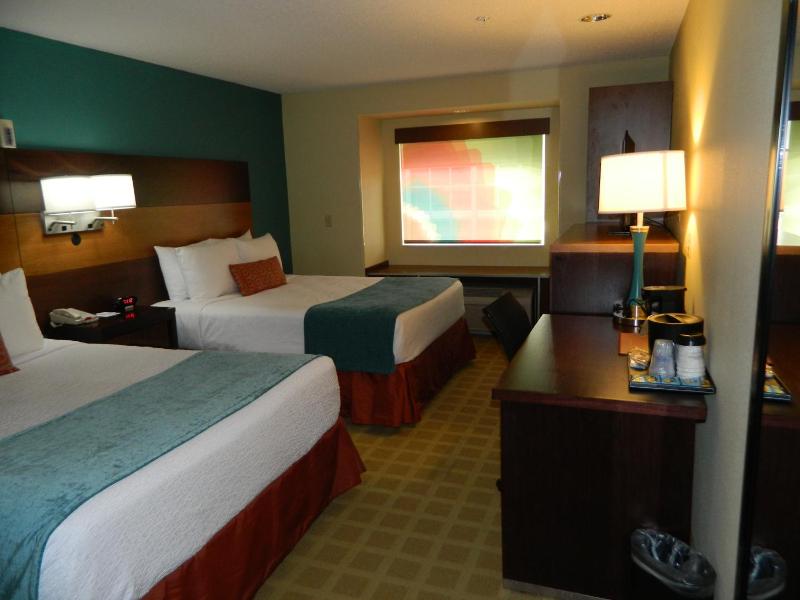 Queen Room with Two Queen Beds and Roll-In Shower - Disability Access image 3