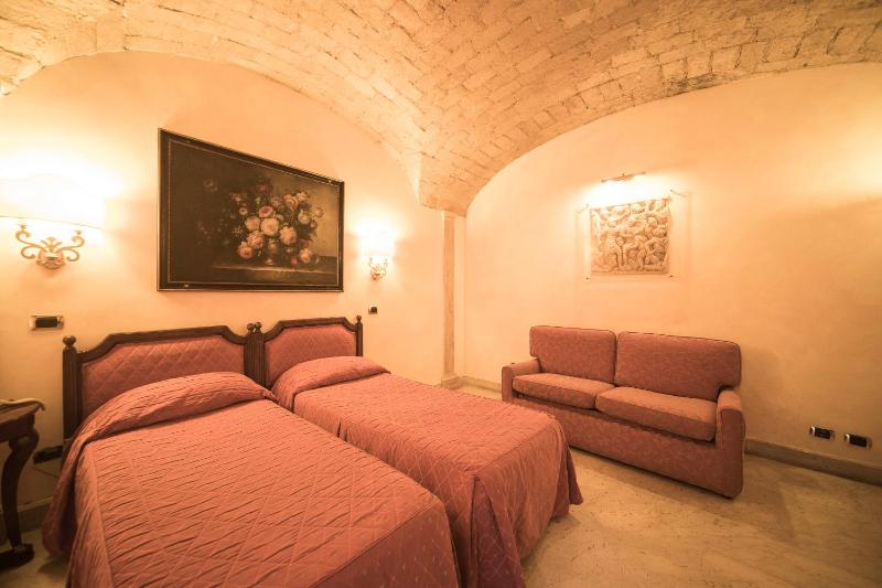 Triple Room with Balcony image 2