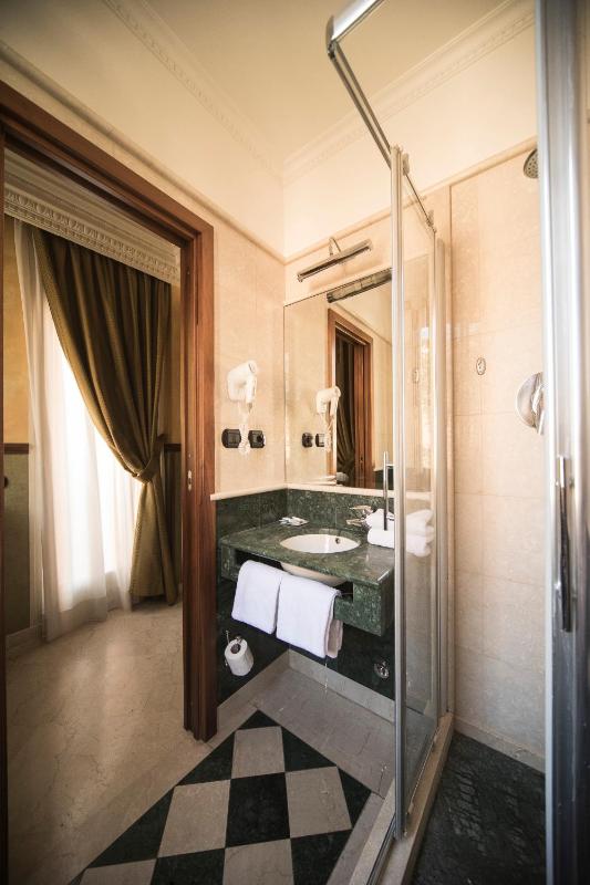 Triple Room with Balcony image 3