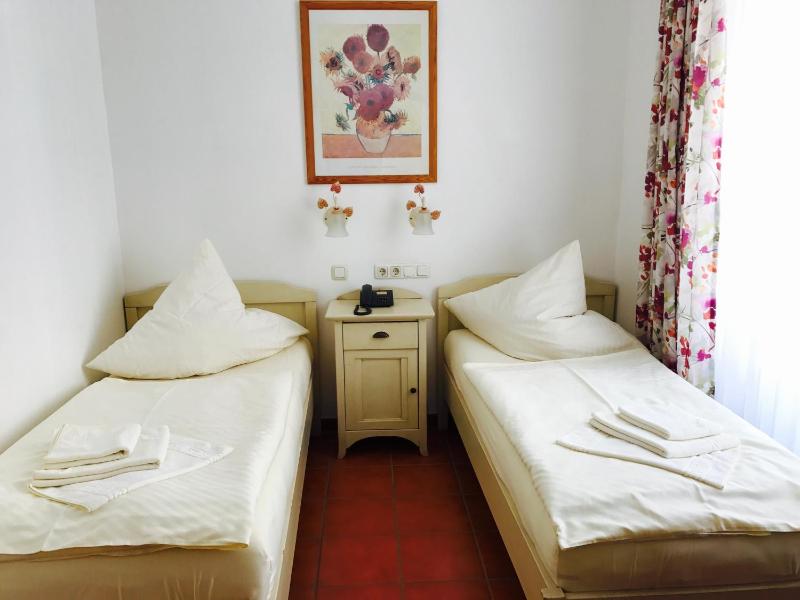 Double Room image 3