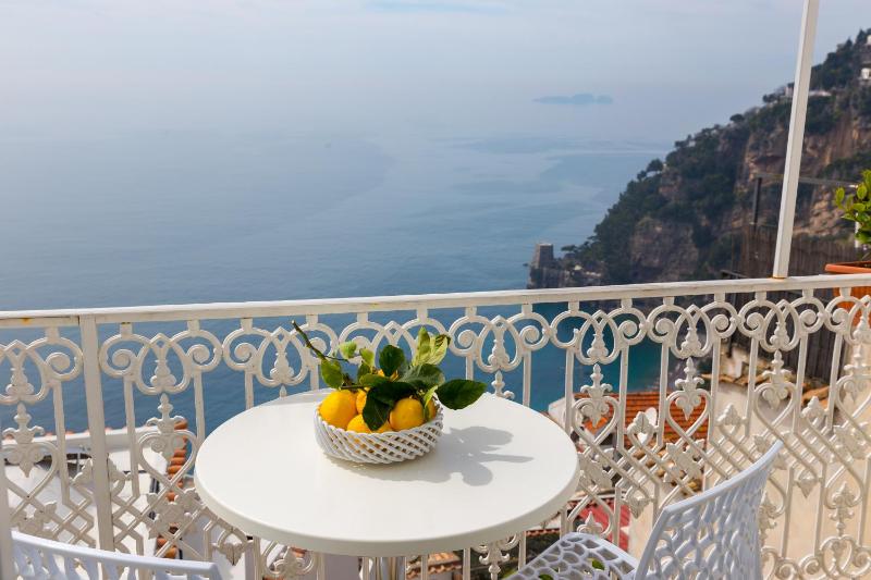 Deluxe Double Room with Balcony and Sea View image 4