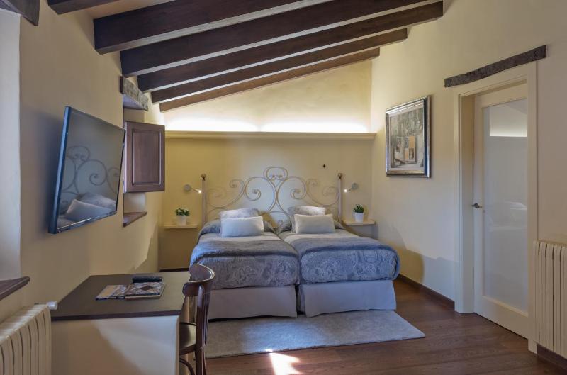 Standard Twin Room image 1