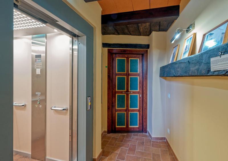 Standard Twin Room with Balcony image 2