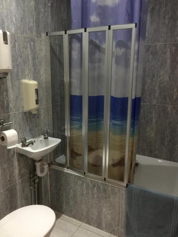 Single Room with Shared Bathroom image 1