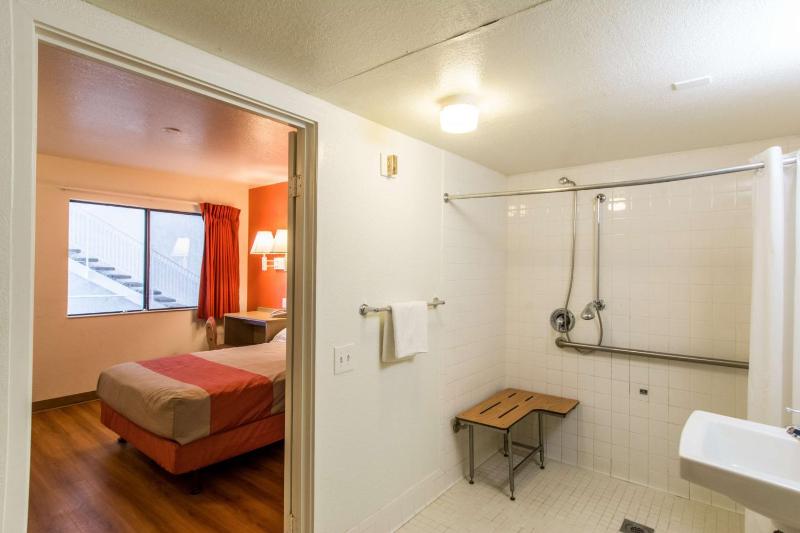 Double Room - Disability Access - Roll In Shower image 2