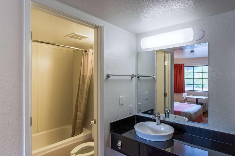 Quadruple Room image 2