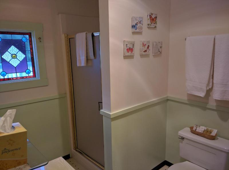 1 Queen Bed, Room #1 (NO Pets) image 3