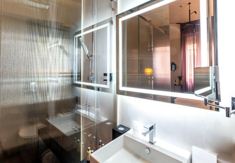 Deluxe Double Room image 4