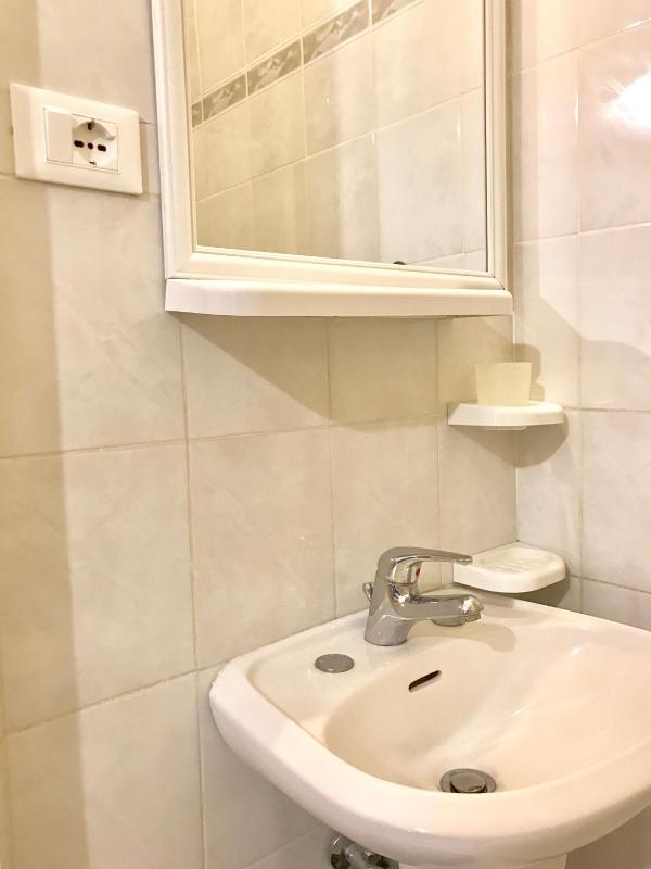 Economy Twin Room image 3