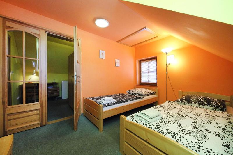 Twin Room with Private Bathroom image 2