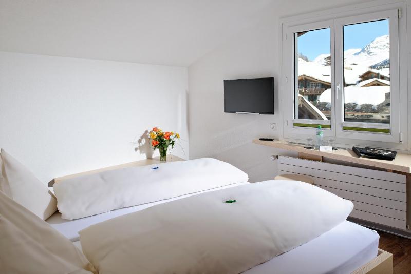 Modern Double Room image 2