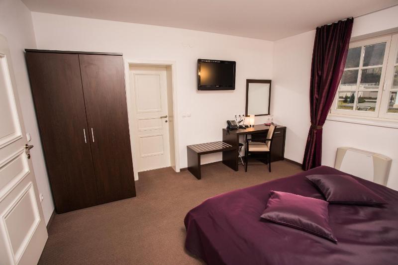Double Room image 3