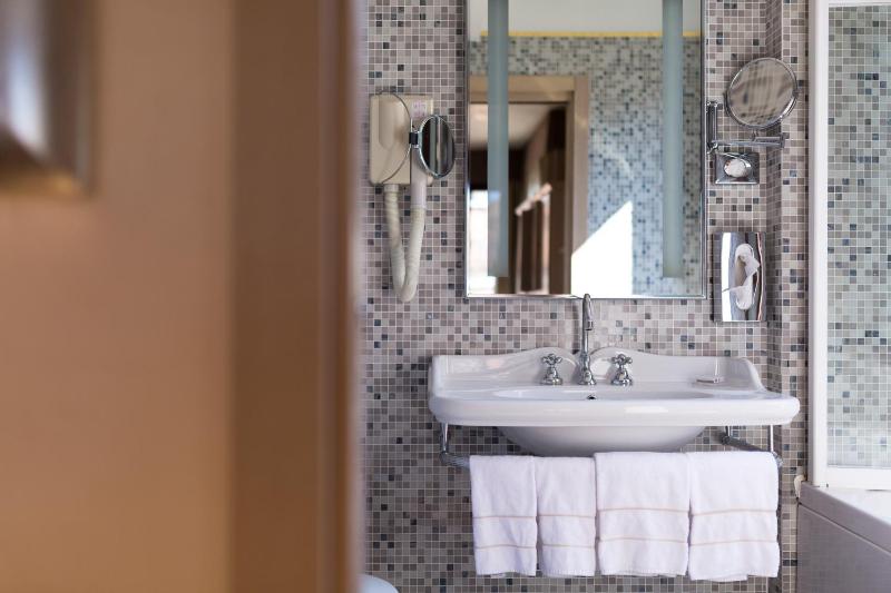 King Suite canal view sauna image 1