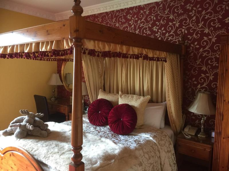 Four Poster Rooms image 2